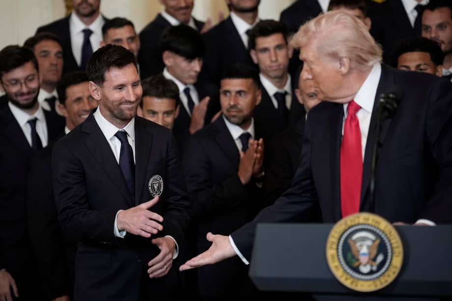 El capitán Lionel Messi (izquierda) junto a los miembros del Inter Miami CF, campeón de la Major League Soccer (MLS), durante un acto en su honor celebrado en el Salón Este de la Casa Blanca en Washington D. C., Estados Unidos, el 5 de marzo de 2026.