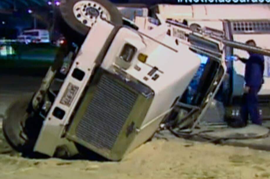 Volcamiento de tractomula genera caos en avenida Boyacá con calle 80