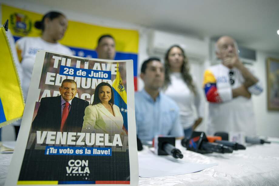 Fotografía que muestra un cartel del candidato presidencial de la oposición en los comicios de Venezuela, Edmundo González Urrutia.