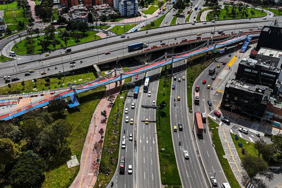 Tiene una longitud total de 322,58 metros, incluyendo las plataformas. Además, construyeron 7.250 metros cuadrados de espacio público y 26.517 metros cuadrados de zonas verdes.