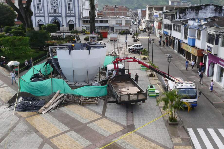 En esta taza de café serán almacenados aproximadamente 22,000 litros de café. / Cortesía