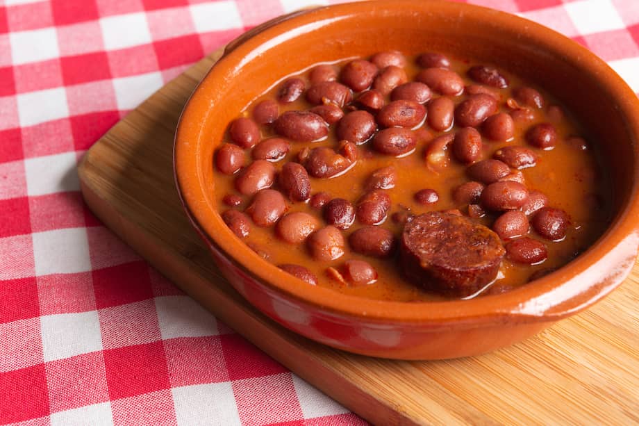 En esta receta de fríjoles en olla a presión también puedes incluir salchichas.