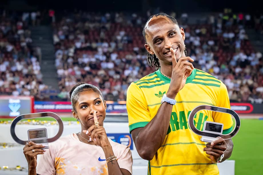 Masai Russell (izq.) y Alison dos Santos.