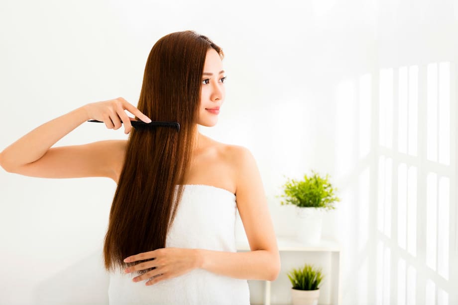 Mujer peinándose / Foto: Getty