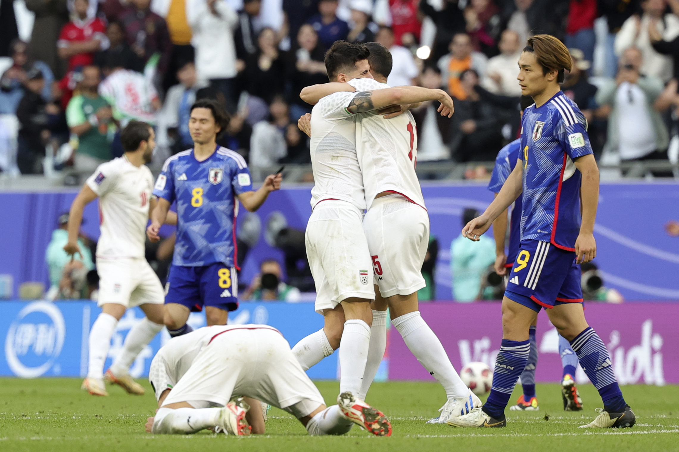 Los jugadores de Irán celebran la victoria de su equipo al final del partido de fútbol de cuartos de final de la Copa Asiática Catar 2023 ante Japón.