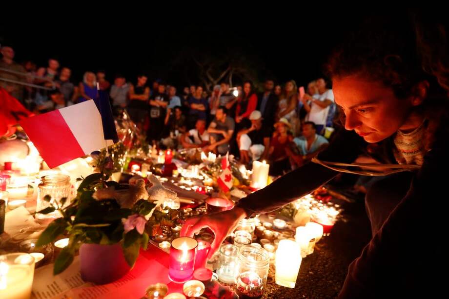 En la noche del viernes, un grupo de personas se reunió en el Paseo de los Ingleses (Niza), donde ocurrió el atentado, para rendir homenaje a las víctimas. / Foto: EFE