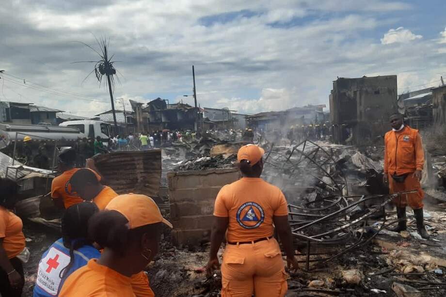 Voluntarios de la Defensa Civil atienden la emergencia en Riosucio, Chocó.