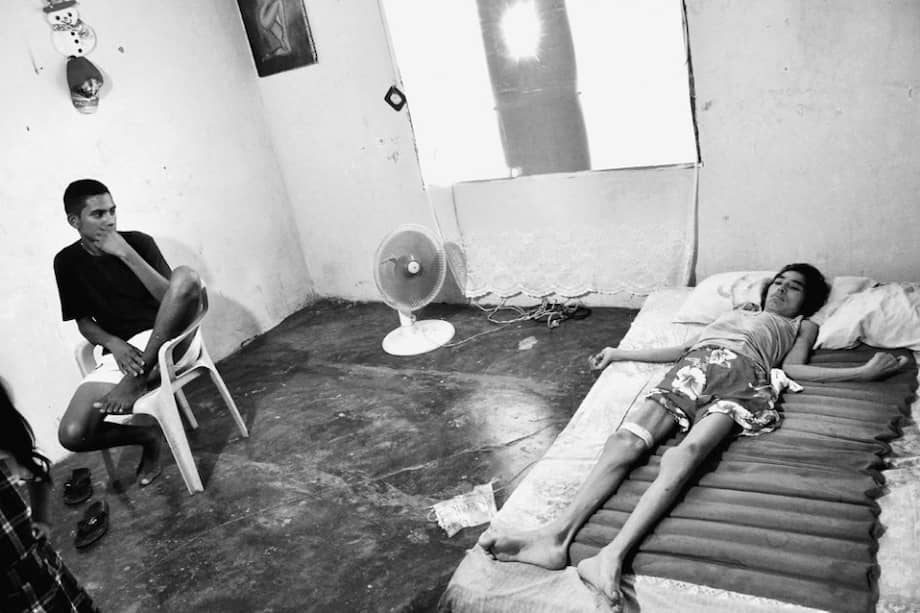 Dina Luz Echeverría, de 34 años, fue diagnosticada en 2000. Su mamá, sus cinco hermanos y sus dos hijos adolescentes la cuidan. / Fotos: Angélica María Cuevas