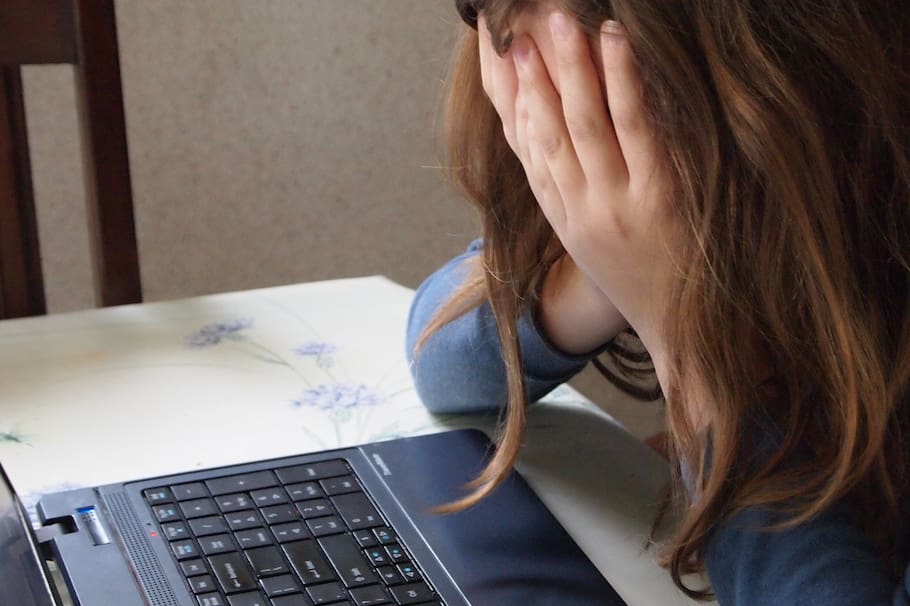 Las mujeres están en mayor riesgo cuando se trata de relaciones e interacciones en línea.