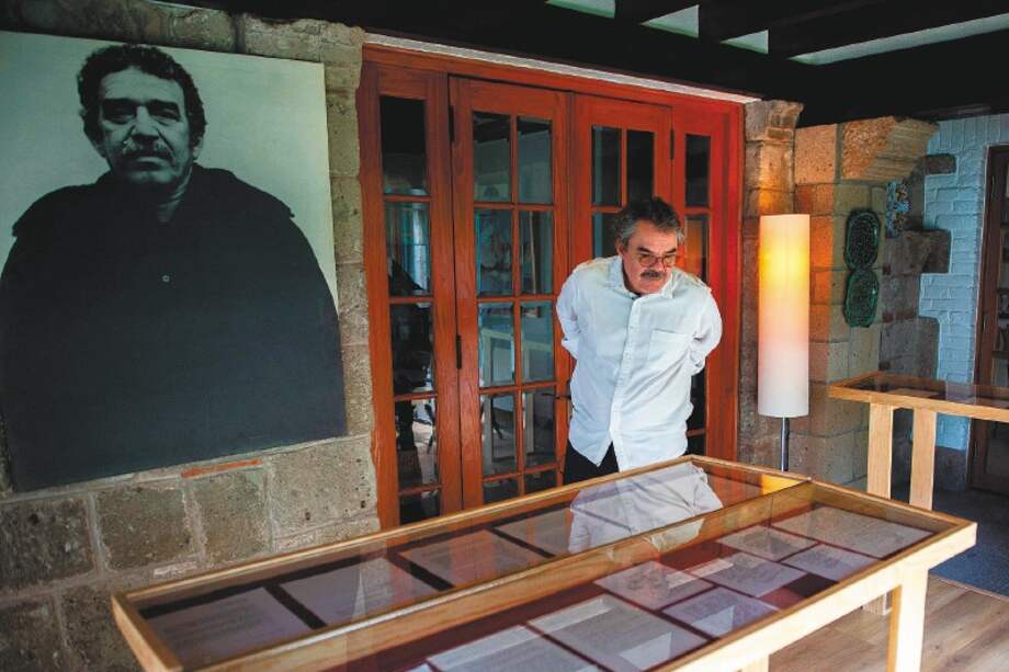 Gonzalo García Barcha, uno de los hijos del Nobel de Literatura colombiano, revisa la exposición documental en memoria de Gabriel García Márquez en Ciudad de México.