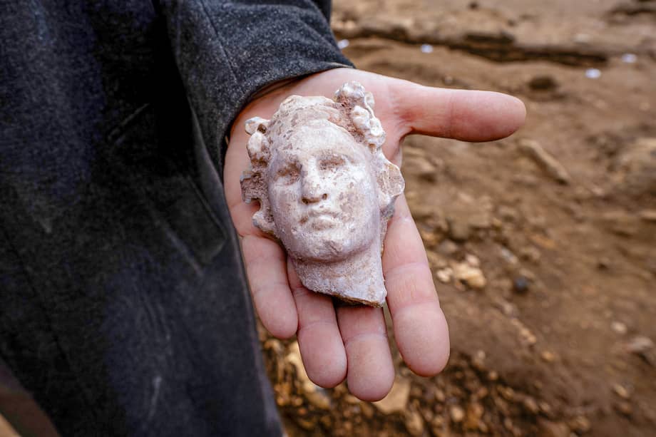 Una de las mayores necrópolis de la antigua Roma, que ha conservado esqueletos humanos, pinturas y mosaicos, fue descubierta cerca de la basílica de san Pablo Extramuros.