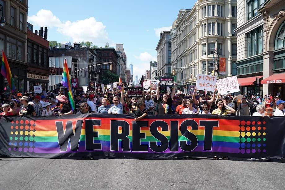 Participantes de una pequeña marcha de Liberación Queer, que tiene lugar antes de la gran Marcha del Orgullo Gay en Nueva York. / AFP