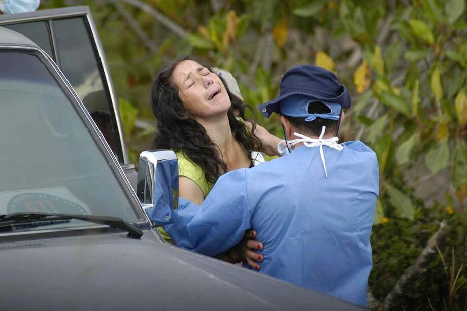 Flor Ilda Hernández llora al reconocer entre las víctimas de los mal llamados “falsos positivos” el cadáver de su hijo Elkin Verano (septiembre de 2008). El muchacho fue víctima un flagelo en el que confluyeron varios de los males del país, entre ellos la corrupción, la violencia y la falta de oportunidades. / EFE