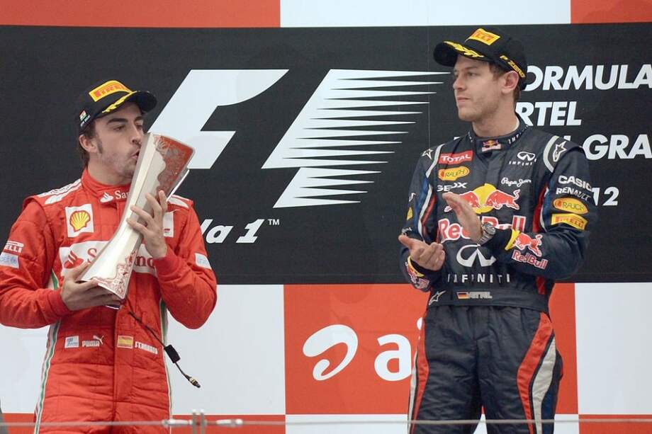 podio.Sebastian Vettel aplaude a Fernando Alonso de Ferrerari en el