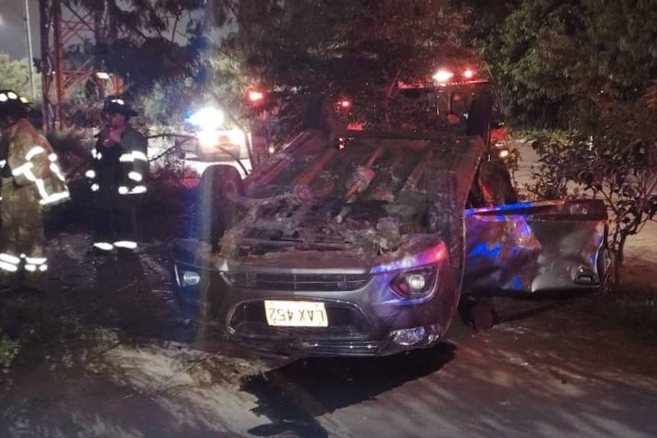 El carro sel volcó tras chocar con un poste.