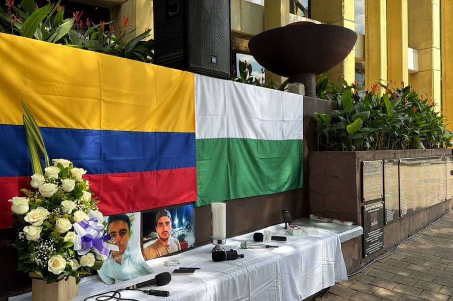 Periodistas y comunicadores en Antioquia realizaron un plantón para homenajear al reportero Mateo Pérez y pedir justicia por su asesinato.