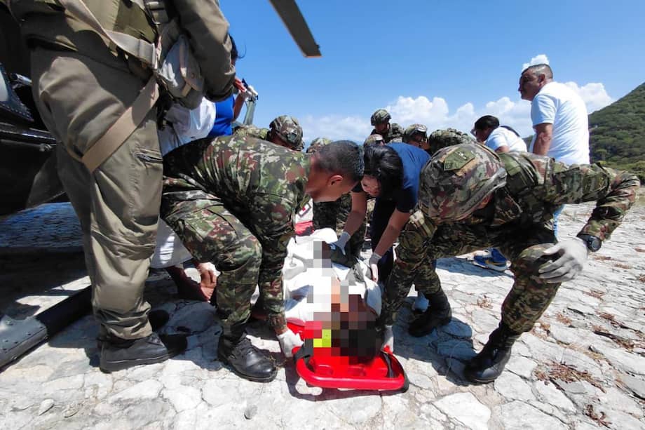 Entre las personas evacuadas por las autoridades hay niños, mujeres y varios heridos, quienes serán atendidos en Santa Marta.