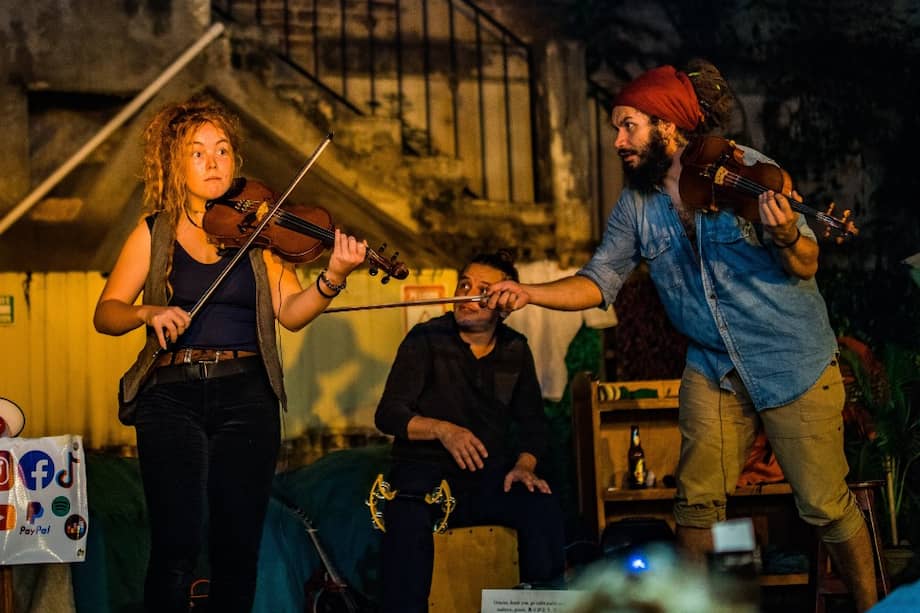 La Sheka, el trío de juglares que van por el mundo haciendo fusiones de música celta con ritmos latinos.