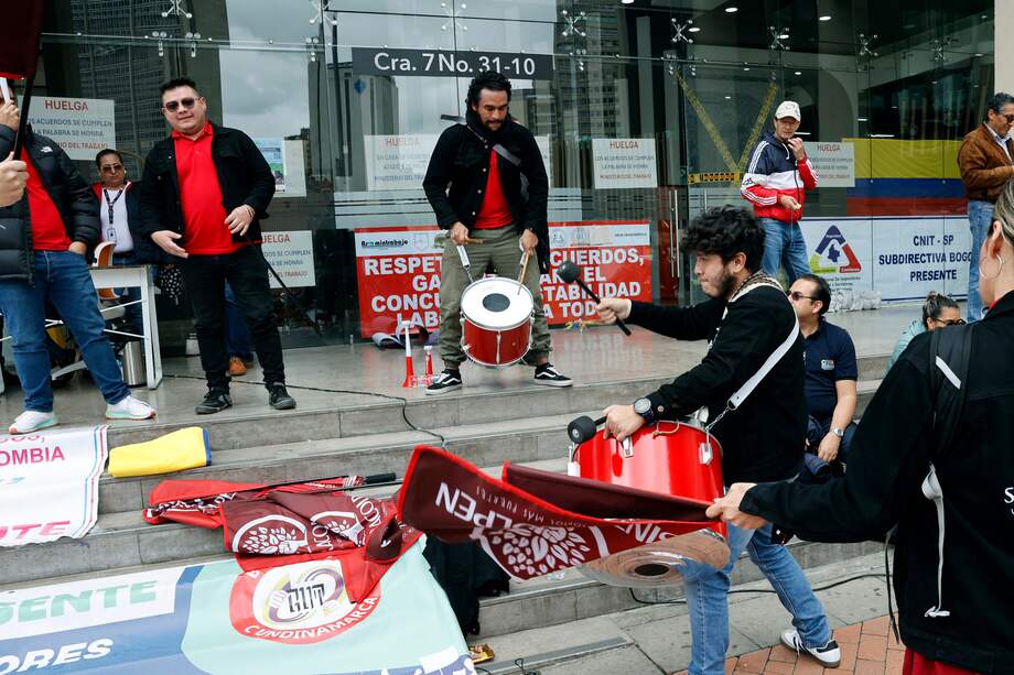 Los trabajadores en huelga exigen el pago de sus salarios atrasados.