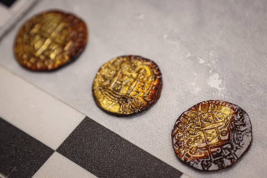 En noviembre de 2025, se recolectaron un cañón de bronce, un fragmento de cuerda, dos tazas de porcelana, muestras de sedimento y tres macuquinas (foto) del galeón San José.