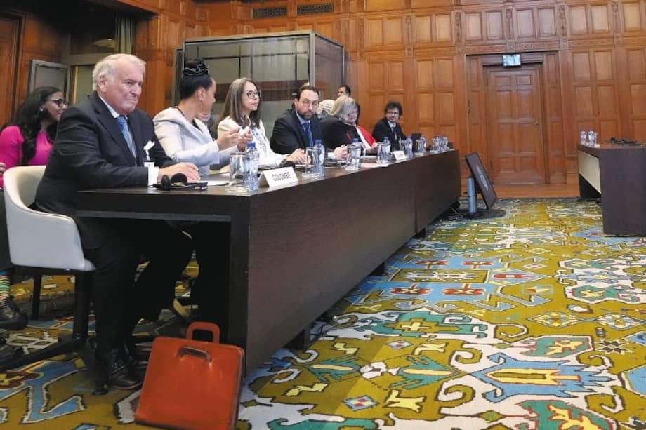 El agente de Colombia Eduardo Valencia Ospina, al frente a la izquierda, y su delegación esperan que los jueces ingresen a la Corte de La Haya, Países Bajos, el pasado jueves 13 de julio.