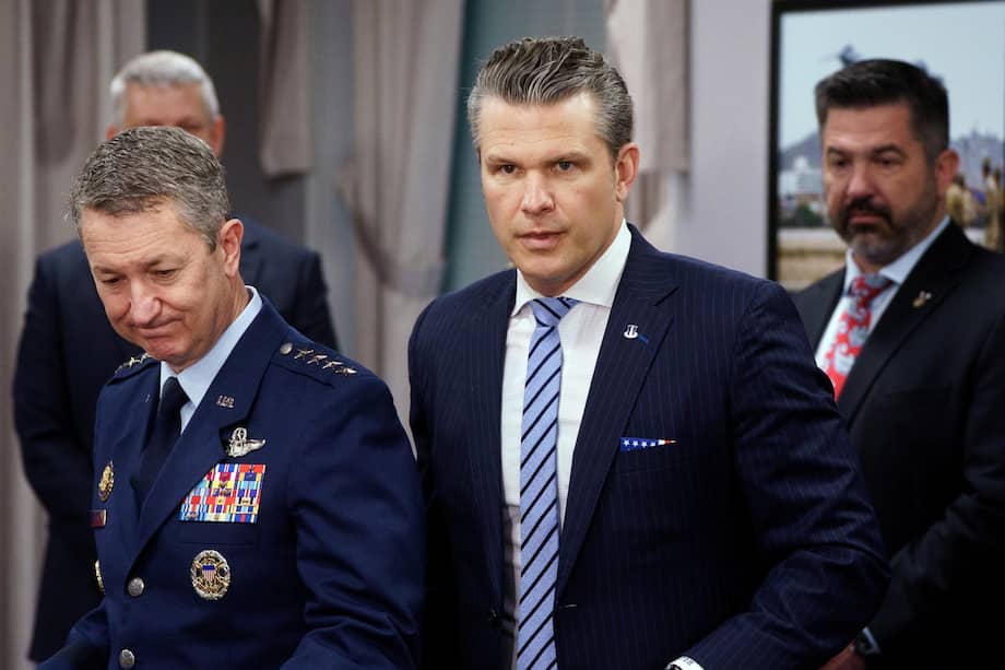 El Jefe del Estado Mayor Conjunto de la Fuerza Aérea de los Estados Unidos, general Dan Caine (izq.) y el Secretario de Defensa de los Estados Unidos, Pete Hegseth (c), asisten a una reunión con los ministros de Relaciones Exteriores y de Defensa de Perú en el Pentágono en Arlington, Virginia, EE.UU., el 05 de mayo de 2025.