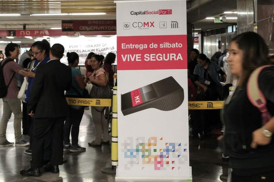 Mujeres acuden a recibir un silbato para frenar el acoso a pasajeras en el transporte público. / EFE