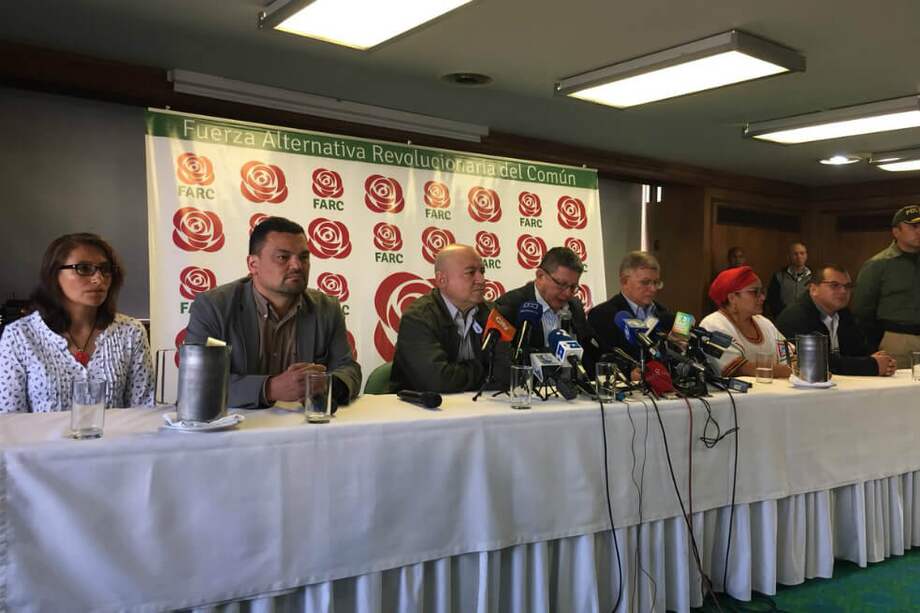 En la foto aparecen los congresistas de la FARC Julián Gallo, Pablo Catatumbo y Victoria Sandino. / Cortesía