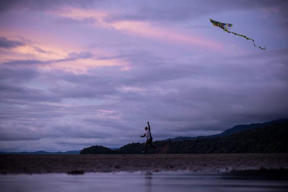 Un niño vuela una cometa en Bahía Solano, Chocó. Como asegura el maestro y escritor Carlos de la Hoz Albor "educar es como volar cometas".