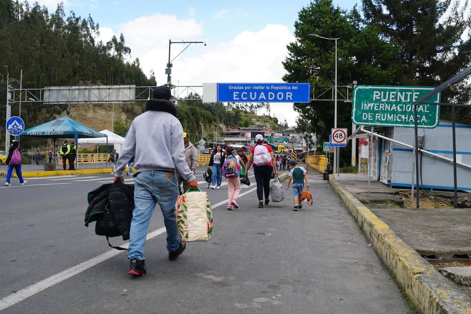 Personas caminan durante una protesta (el pasado lunes 9 de marzo) en el puente internacional de Rumichaca, en la ciudad de Ipiales. Dicho puente es el principal paso fronterizo entre Colombia y Ecuador.