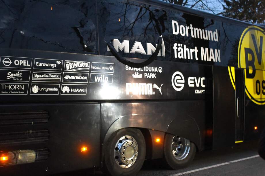 Así quedó el bus del Borussia Dortmund. / AFP