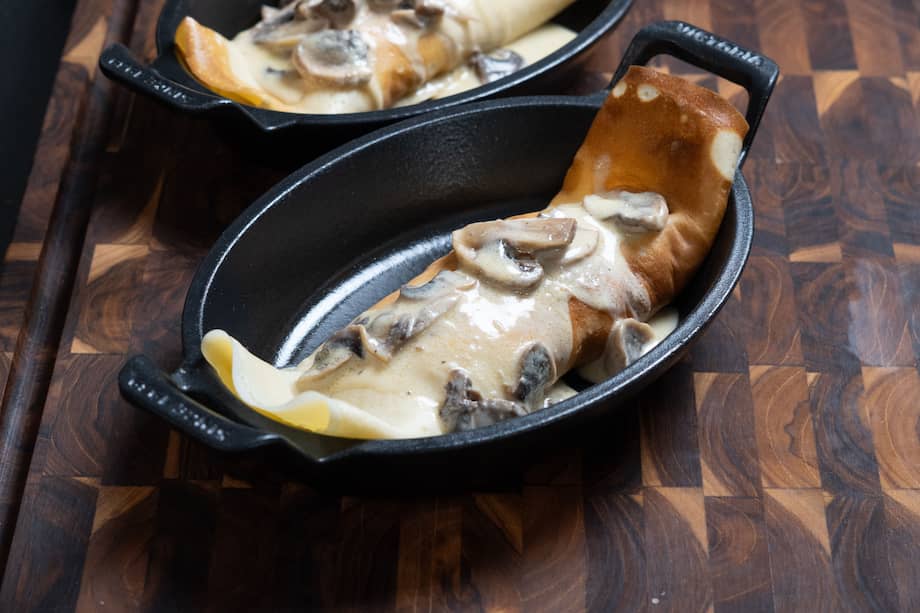 Estos crepes rellenos de pechuga desmenuzada y crema de champiñones son una receta práctica y deliciosa para llevar a la mesa.