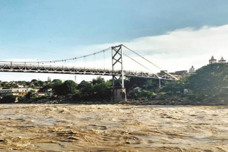 Sobre las tumultuosas aguas del Magdalena, que empieza aquí el salto de Honda, el puente Luis Ignacio Andrade, entrada a la vieja ciudad. / Leopoldo Pinzón