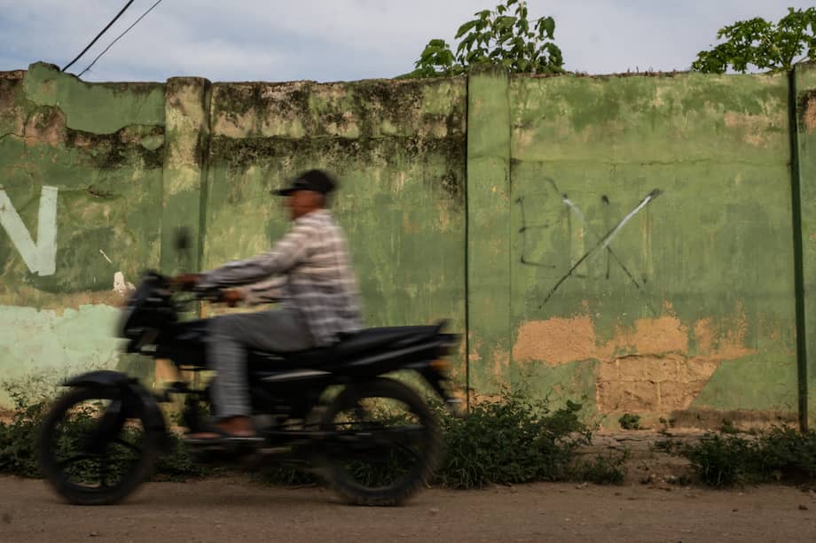No podemos hablar de democracia sólida cuando los candidatos tienen que rendirles cuentas a los alzados en armas ni cuando hay territorios enteros del país donde el miedo es la norma.