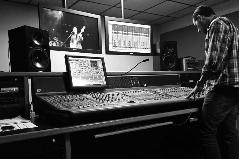 El colombiano Andrés Alzate en su estudio. / Cortesía