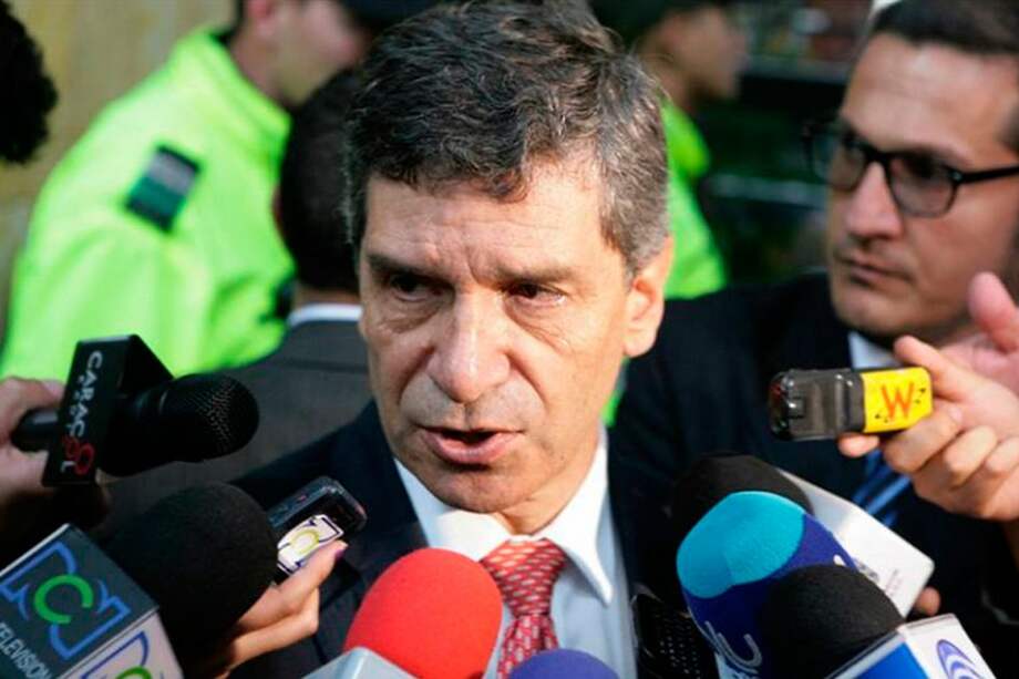 "Nadie tiene en la cabeza privatizar la ETB": Rafael Pardo