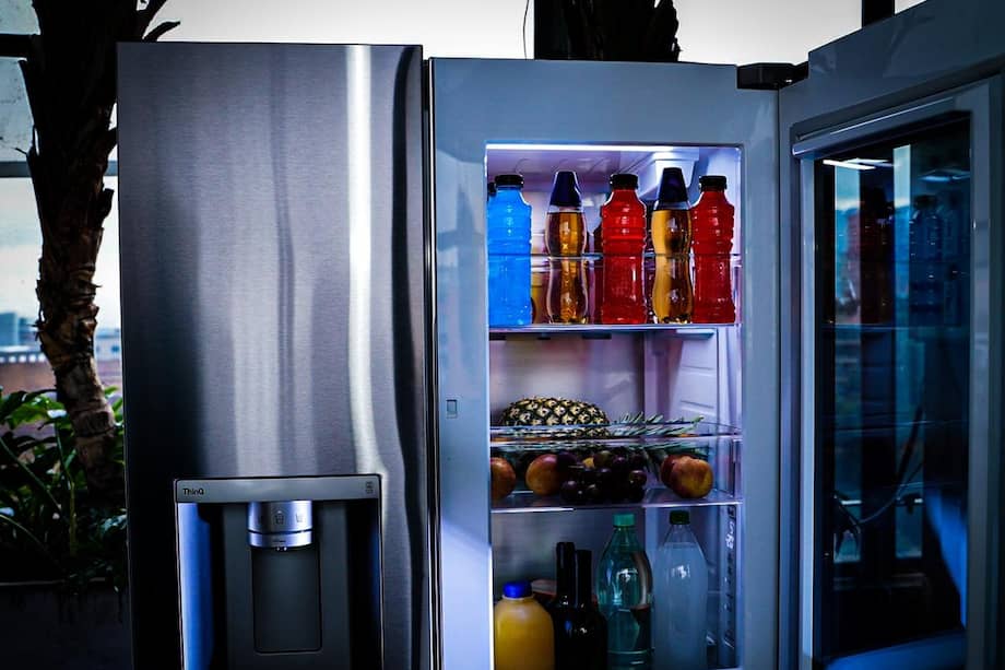 Su principal atractivo exterior se encuentra en el costado superior derecho; en donde con solo dos suaves toques en el panel de vidrio polarizado se podrá visualizar el contenido interior, el cual ahora es un 23% más grande.