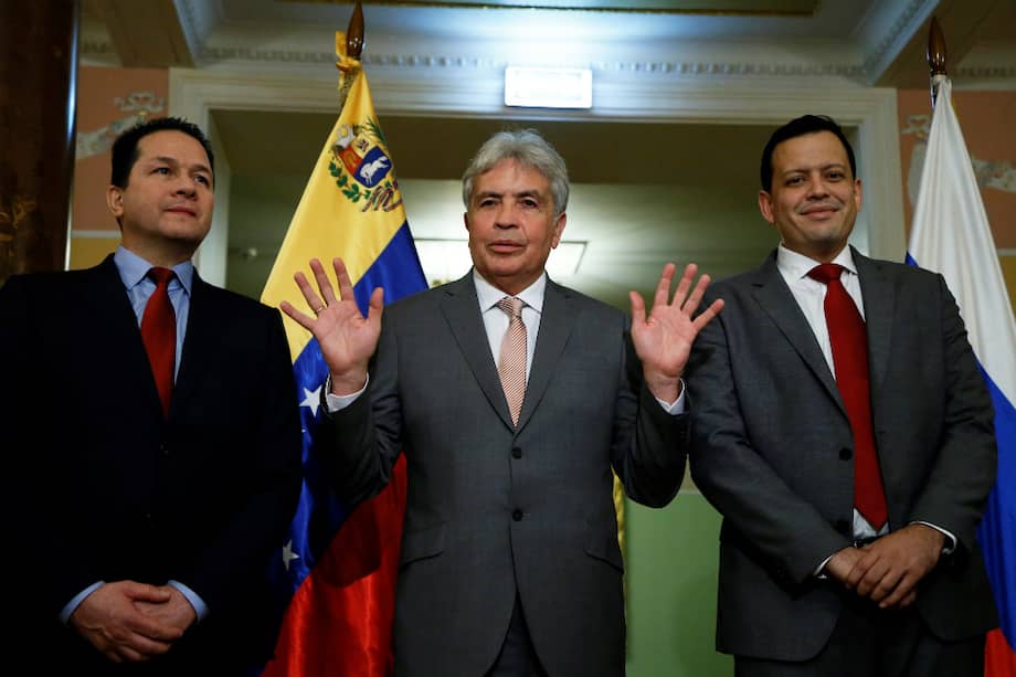 El ministro de Economía y Finanzas de Venezuela, Simon Zerpa (d); el titular de Agricultura venezolano, Wilmar Castro Soteldo (c), y el embajador venezolano en Rusia, Carlos Rafael Faria Tortosa. / EFE