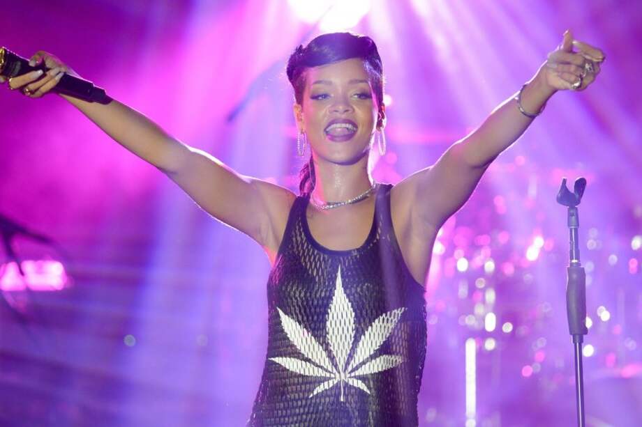 Rihanna canta en Berlín, Alemania, durante su gira "777", con la que promociona el disco "Unapologetic".