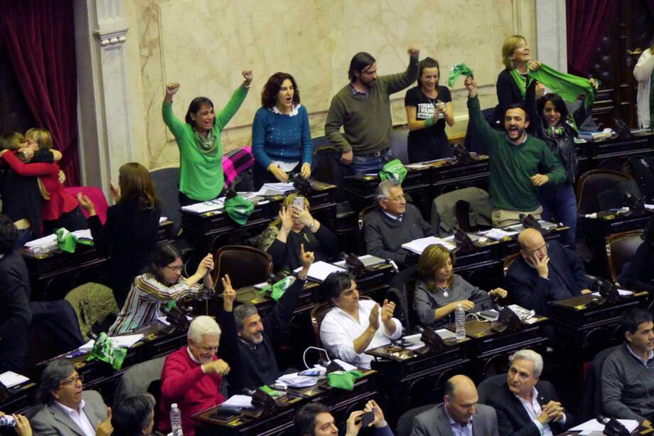 Diputados argentinos celebran el discurso de Silvia Lopennato. / AFP