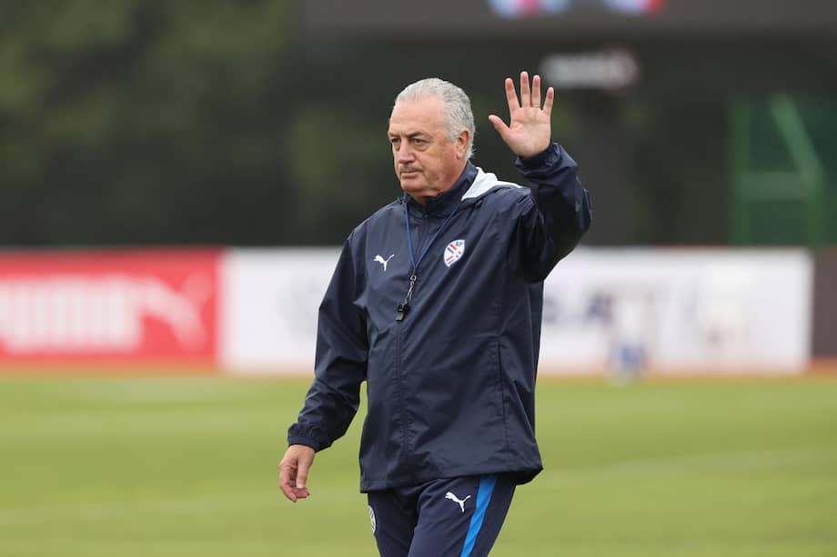 El entrenador Gustavo Alfaro participa durante un entrenamiento de la selección paraguaya de fútbol en el Centro de Alto Rendimiento en Ypané, Paraguay.