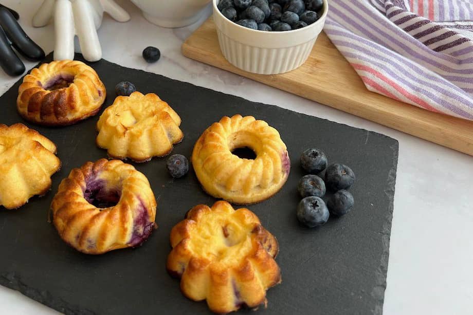 Estos nini cakes de yogur y arándanos puedes bañarlos con salsa de mora o arequipe.