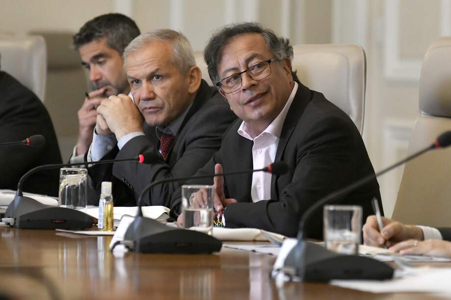 El presidente Gustavo Petro y el ahora exdirector del Dapre, Carlos Ramón González, durante una reunión en la Casa de Nariño.