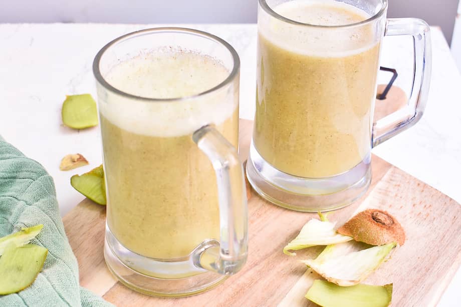 Para hacer este jugo verde de kiwi y apio