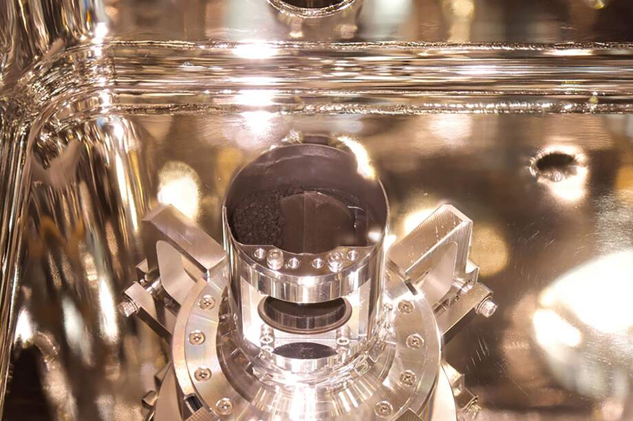 Las muestras del asteroide Ryugu traídas a la Tierra por la sonda Hayabusa 2 de la Agencia Espacial Japonesa (JAXA).