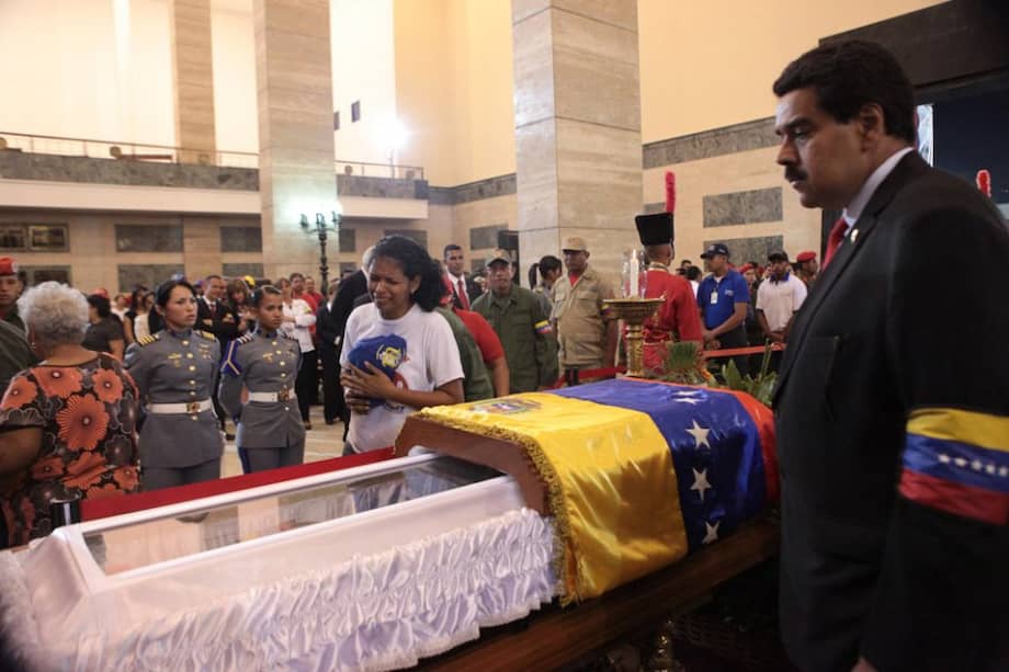 "Chávez vive, la lucha sigue", grita Maduro en funeral de Chávez