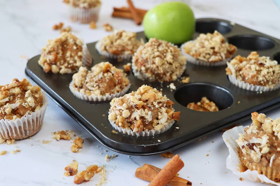 Disfruta estos muffins de tocineta con manzana a cualquier hora del día. Descrestarás en la mesa.