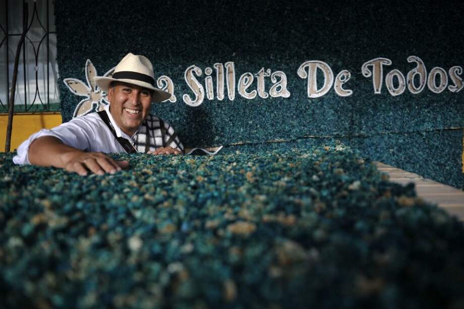 Aunque José contempla con devoción su oficio, también alerta ciertas problemáticas propias de los silleteros e incluso, es vehemente al advertir asomos de xenofobia en la organización. / Gustavo Torrijos - El Espectador