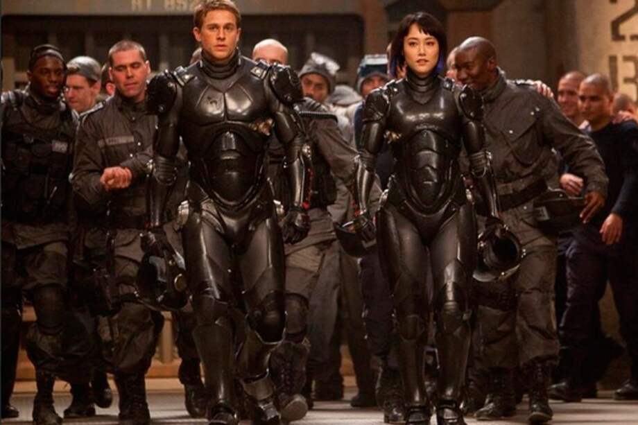 "Titanes del Pacífico" está protagonizada por Charlie Hunnam, Rinko Kikuchi, e Idris Elba.