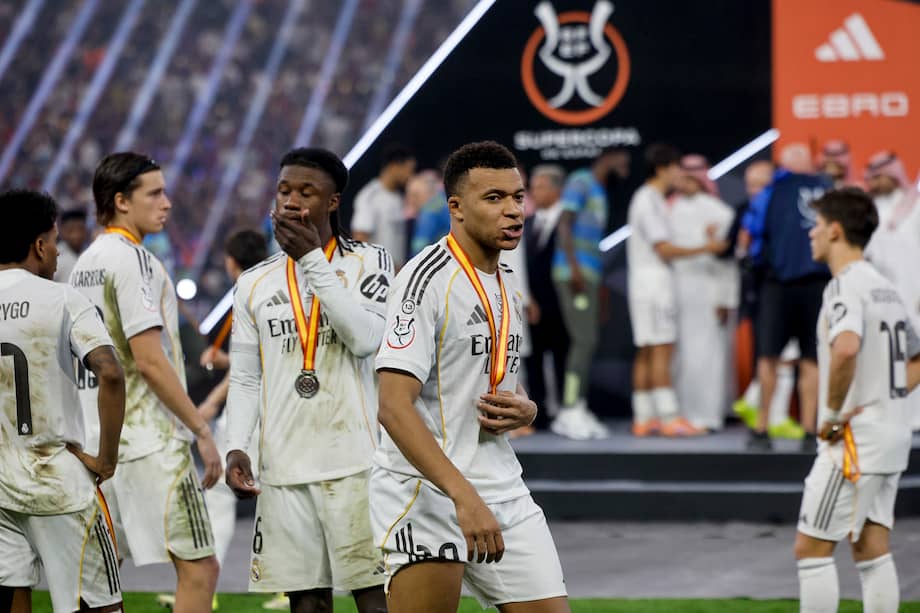 El delantero francés del Real Madrid, Kylian Mbappé, tras recibir la medalla de subcampeones de la final de la Supercopa de España este domingo en el estadio Ciudad Deportiva del Rey Abdalá de Yeda, Arabia Saudita.